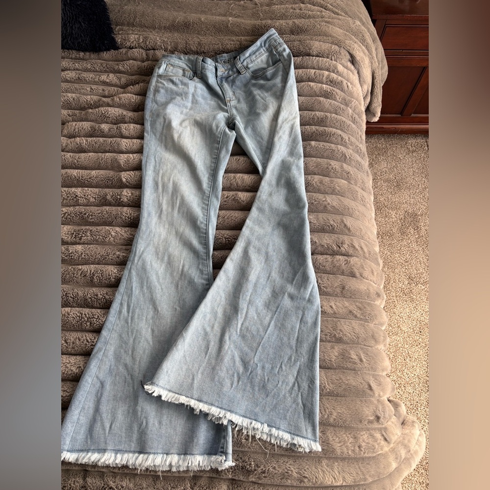Women’s Grace bell bottom jeans. Size 26